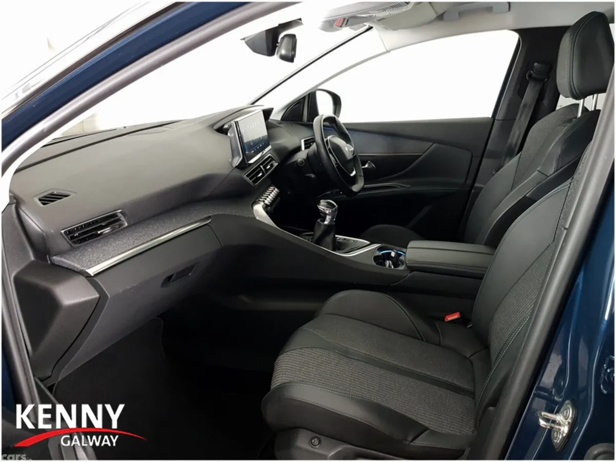 Peugeot 5008 MPV, Petrol, 2021, Blue