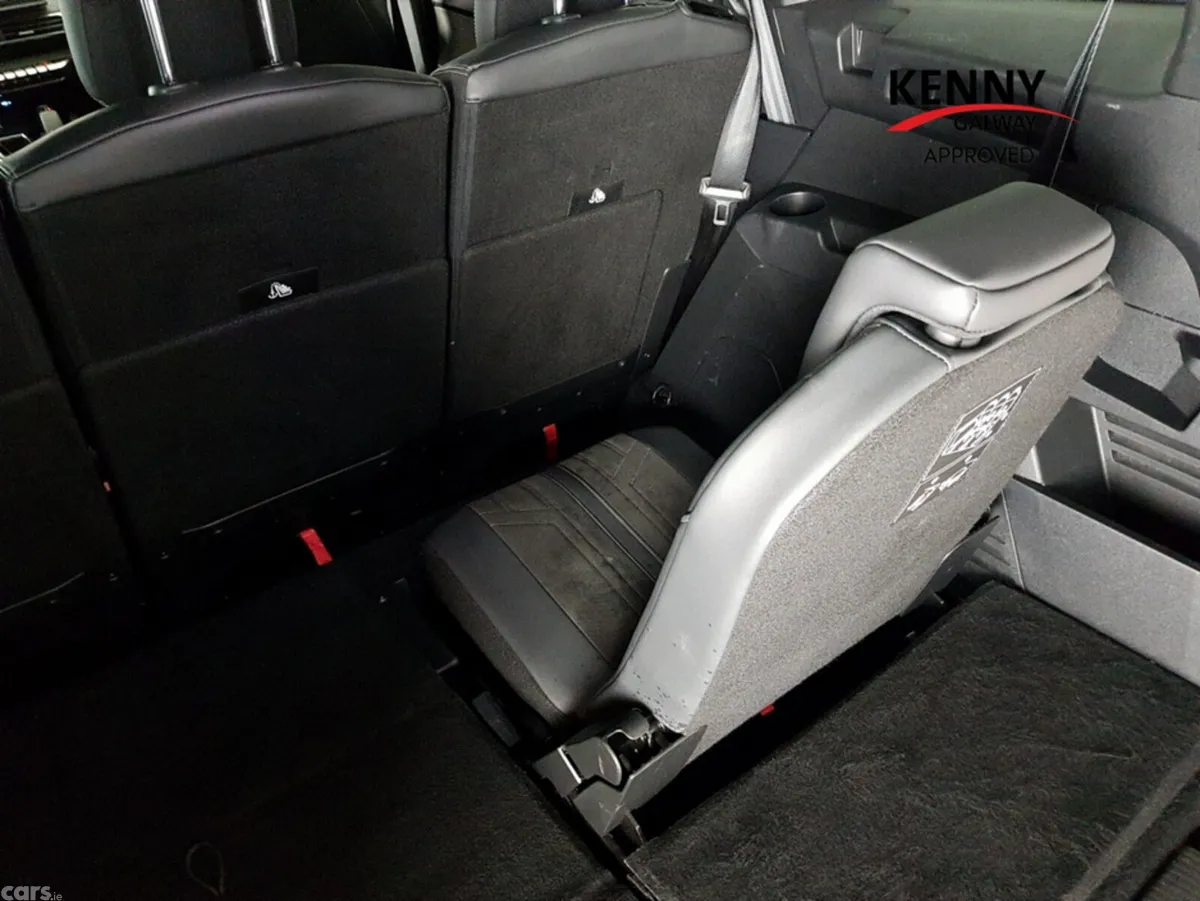 Peugeot 5008 MPV, Petrol, 2021, Red