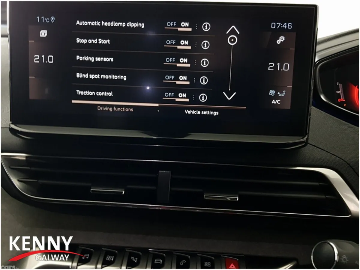 Peugeot 5008 MPV, Petrol, 2021, Red