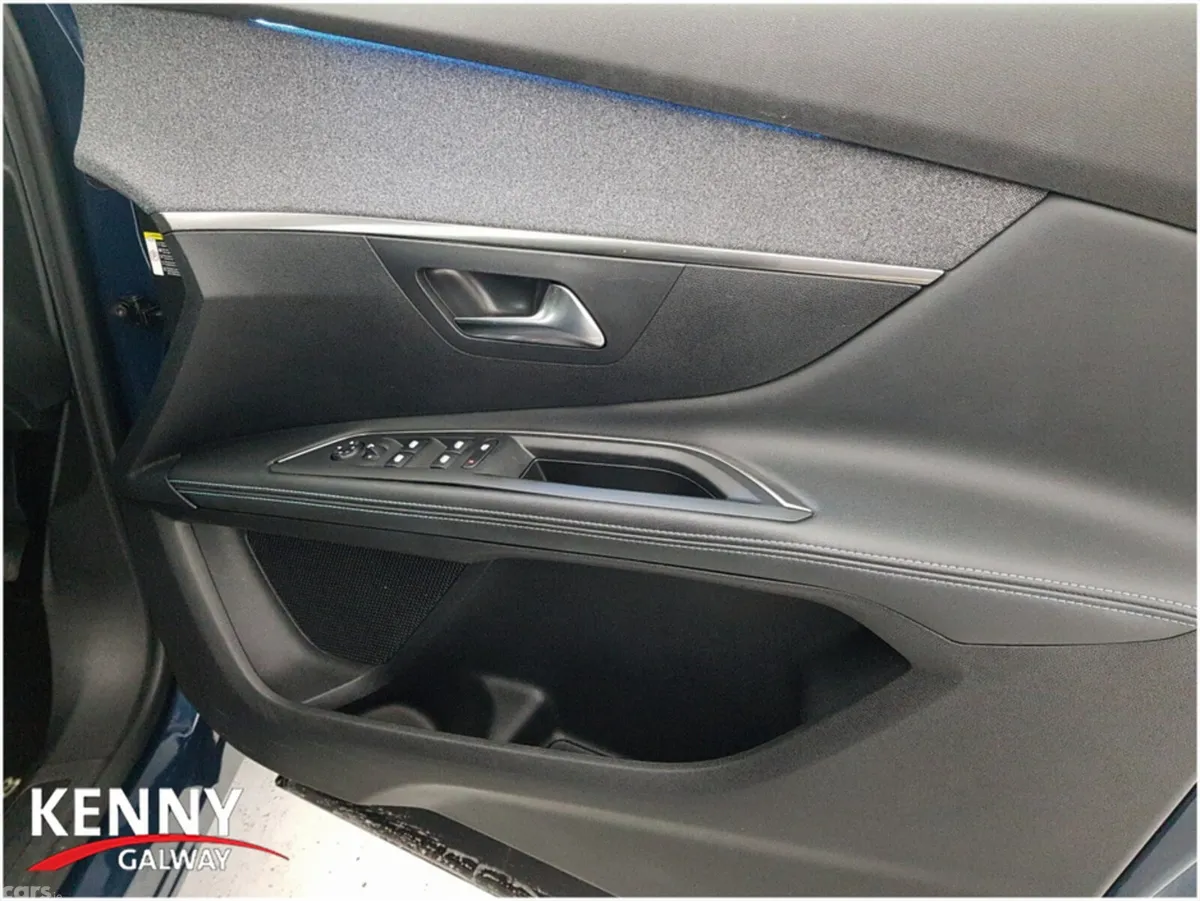 Peugeot 5008 MPV, Petrol, 2021, Blue