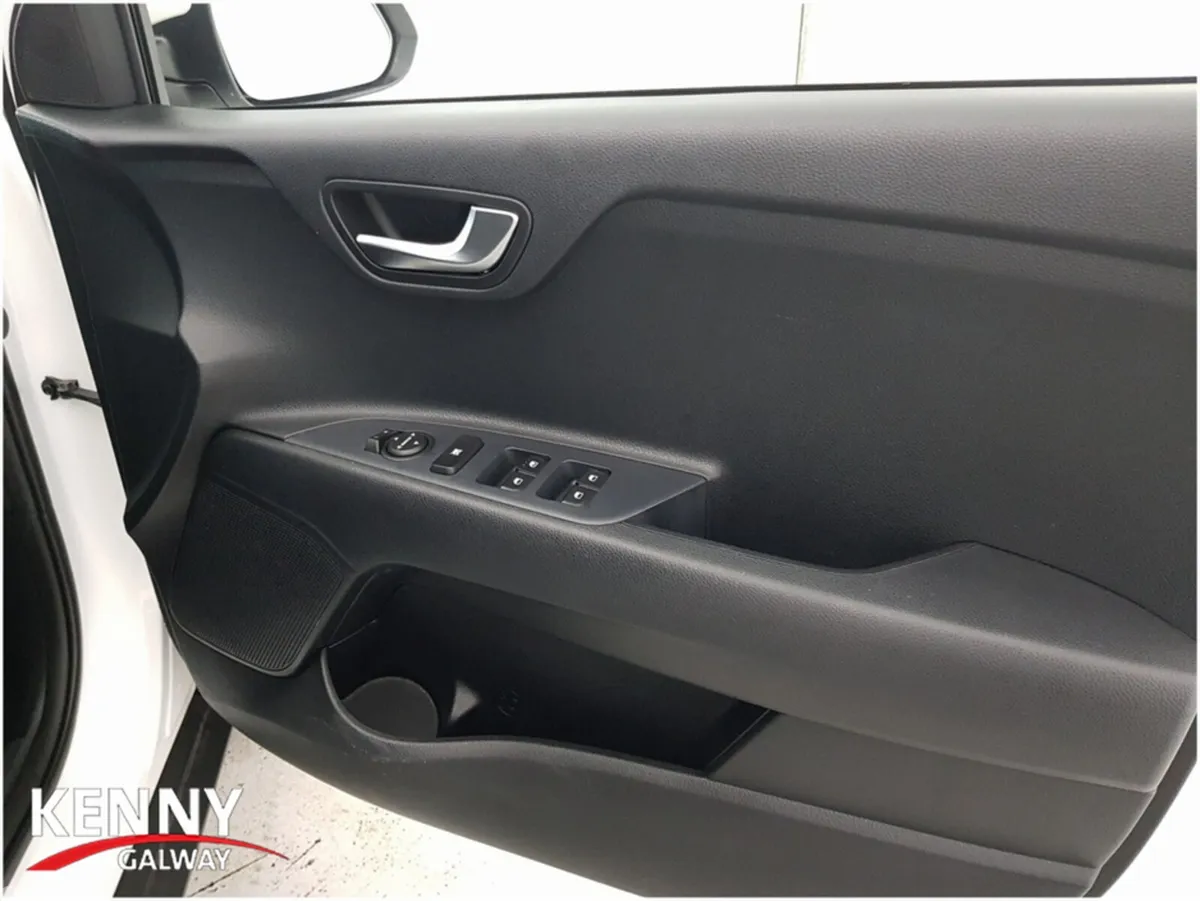 Kia Stonic SUV, Petrol, 2026, White