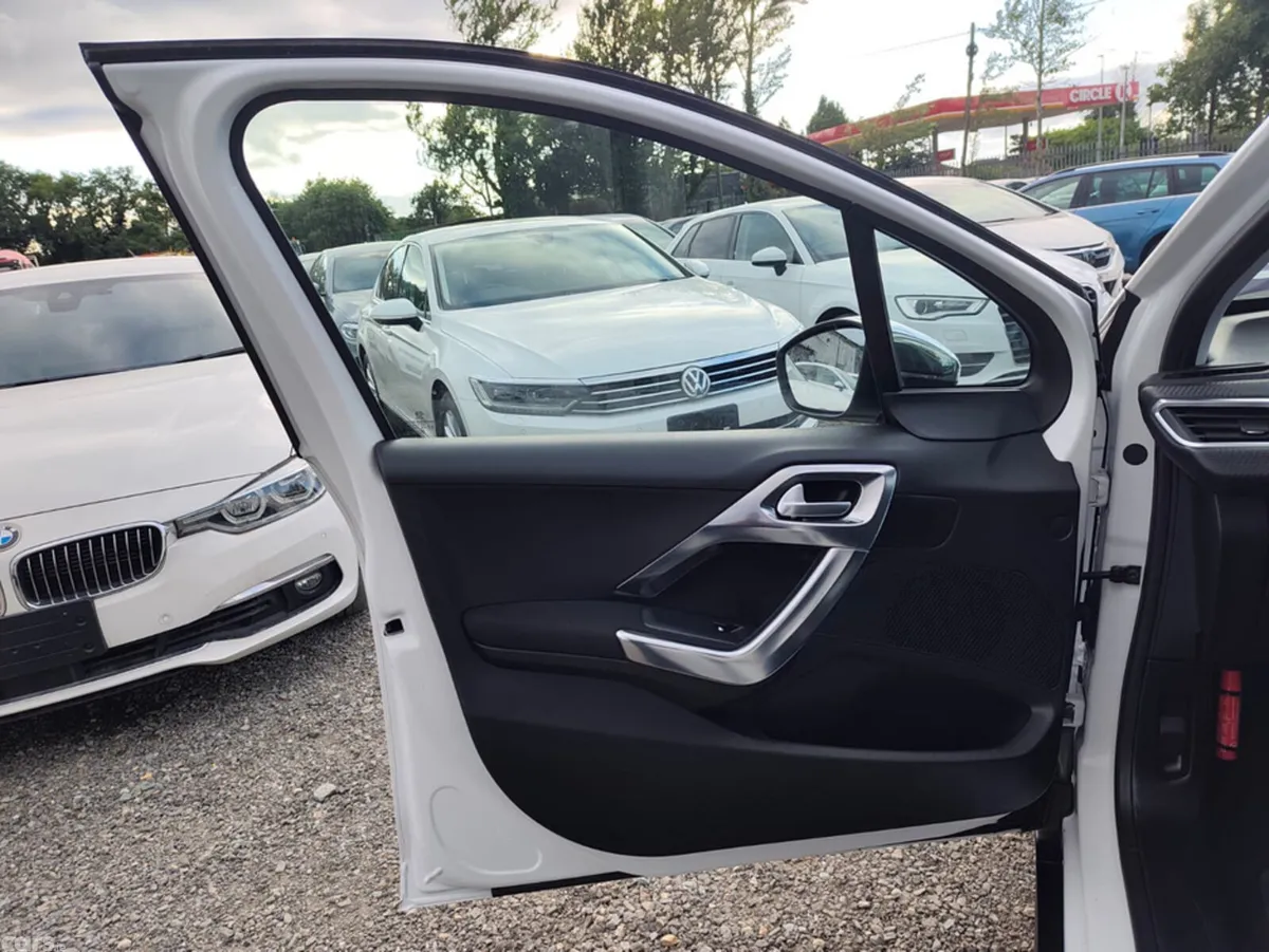 Peugeot 2008 Hatchback, Petrol, 2014, White