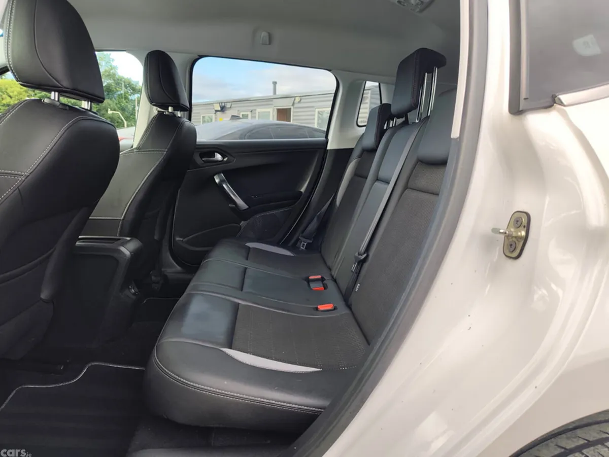 Peugeot 2008 Hatchback, Petrol, 2014, White
