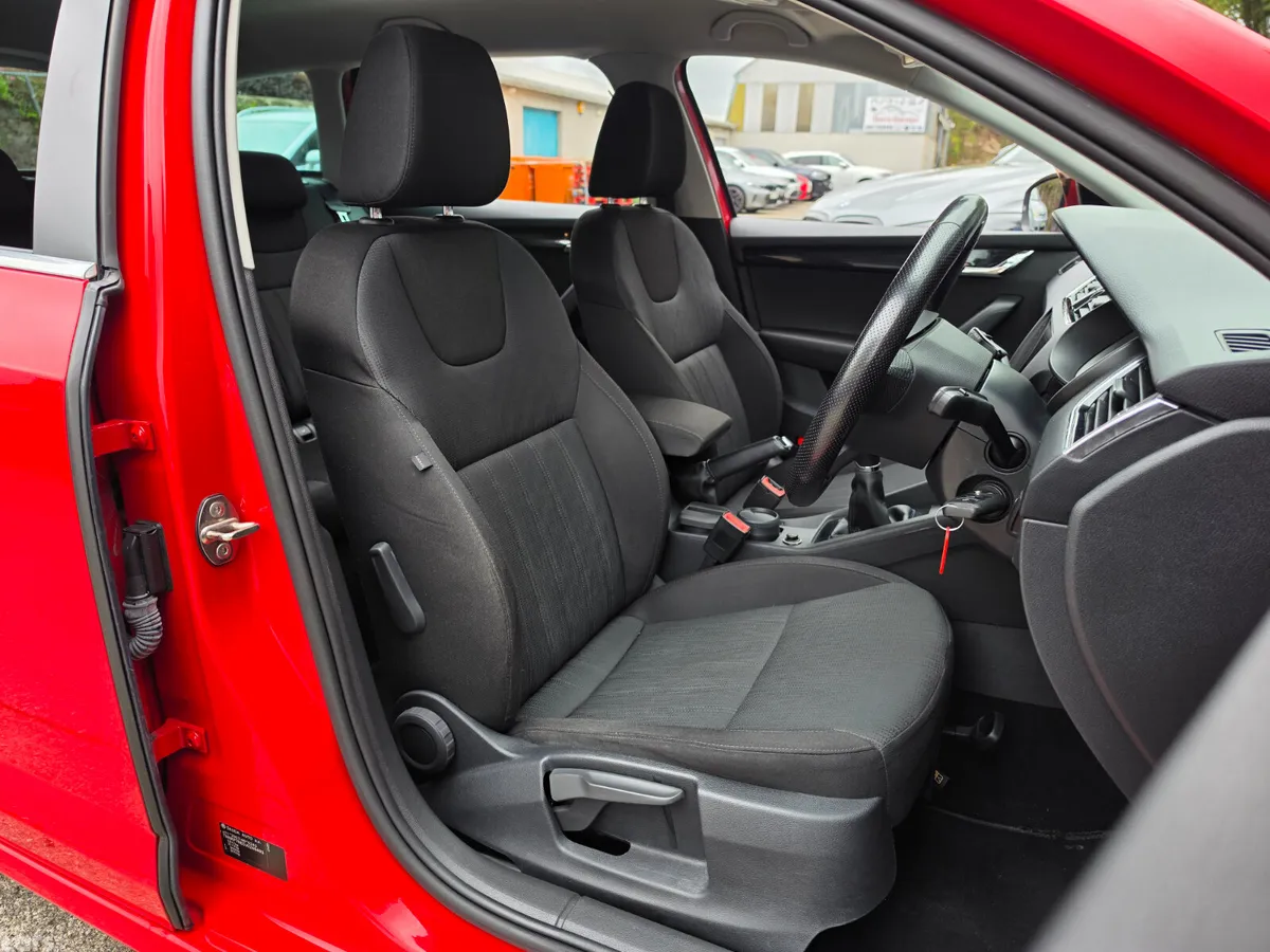 Skoda Octavia Estate, Petrol, 2018, Red