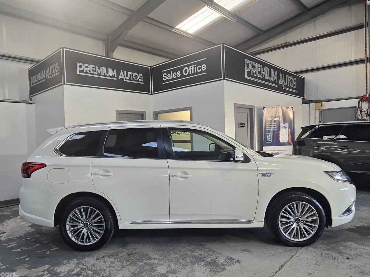 Mitsubishi Outlander SUV, Petrol Plug-in Hybrid, 2018, White