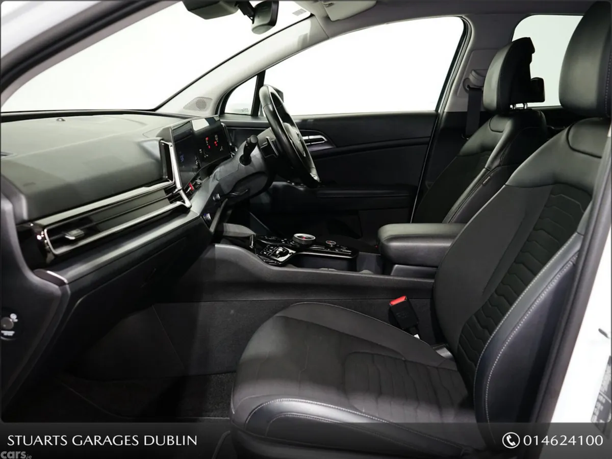 Kia Sportage MPV, Petrol Plug-in Hybrid, 2023, White
