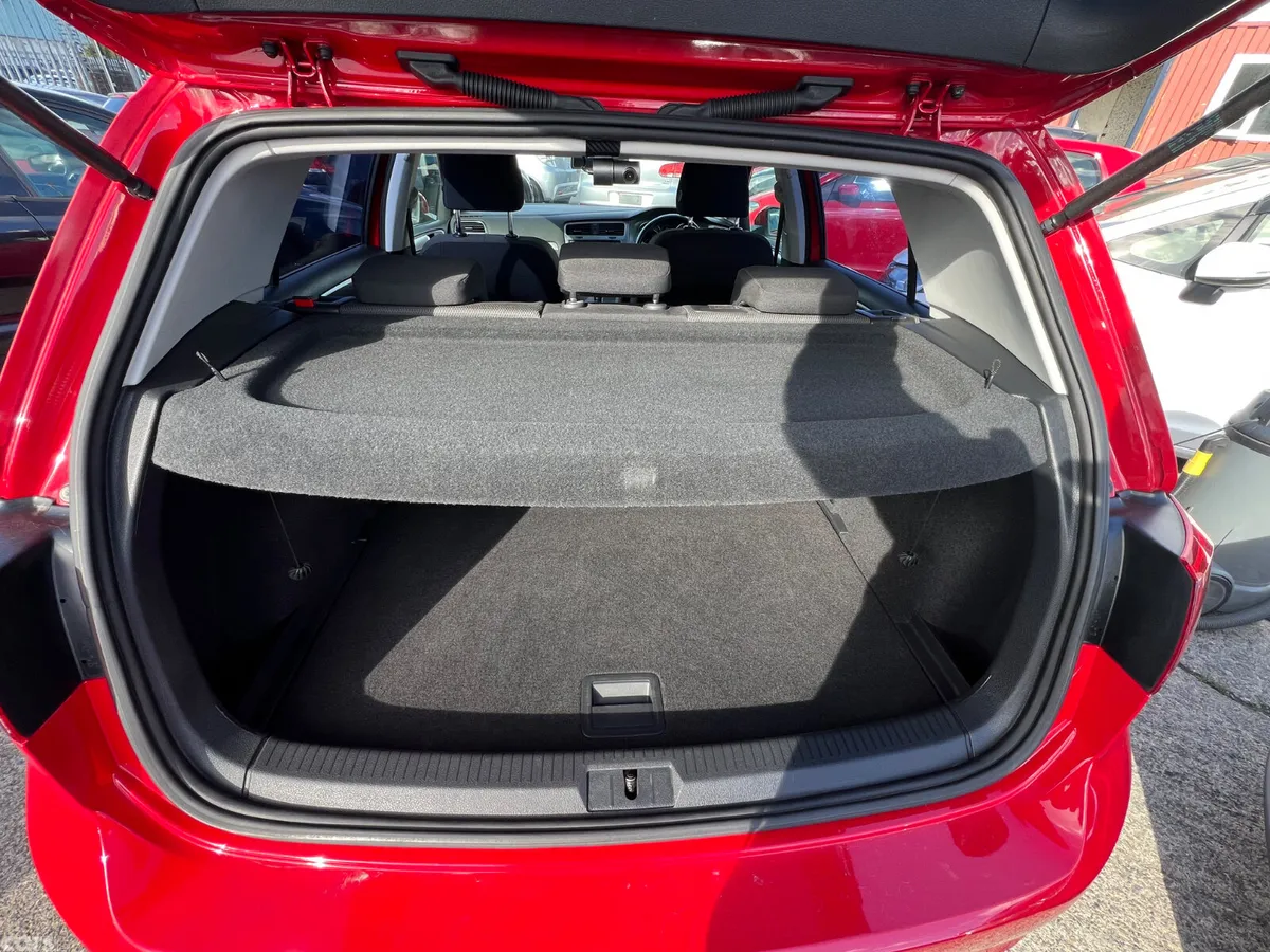 Volkswagen Golf Hatchback, Petrol, 2014, Red