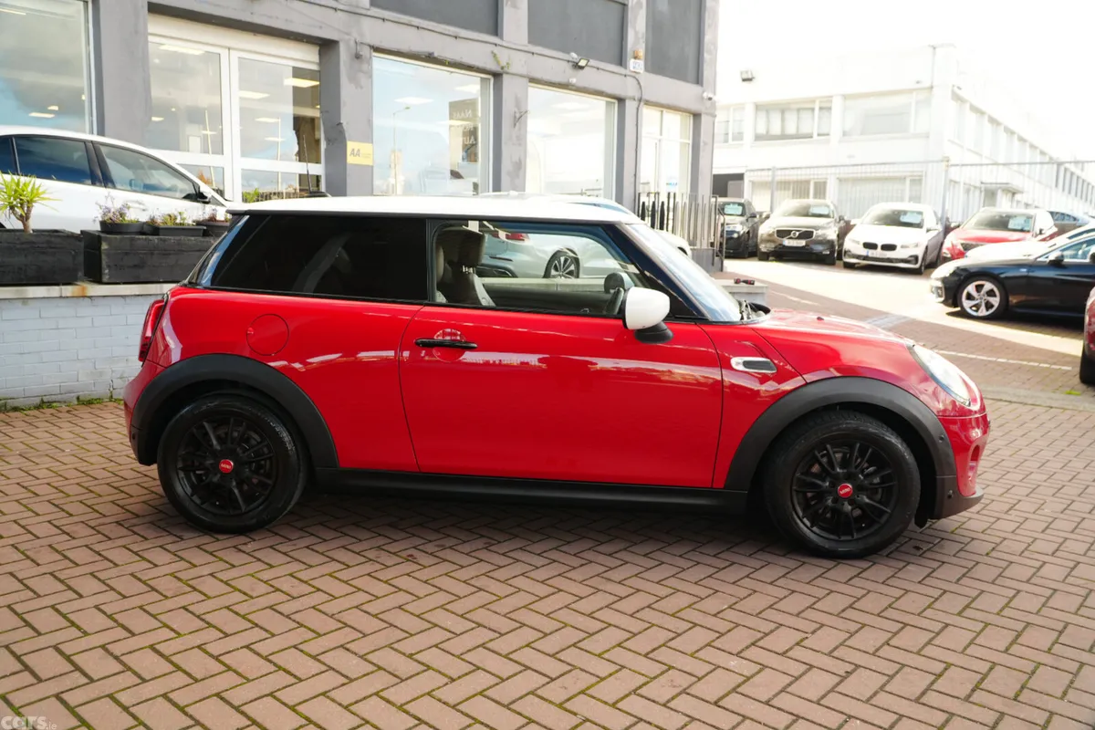 Mini Cooper Hatchback, Diesel, 2021, Red