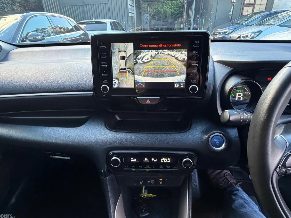 Toyota Yaris Hatchback, Petrol Hybrid, 2022, White