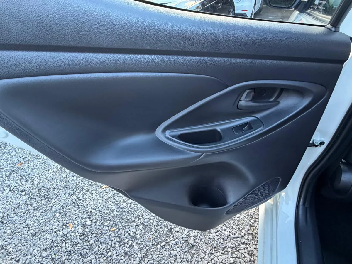 Toyota Yaris Hatchback, Petrol Hybrid, 2022, White