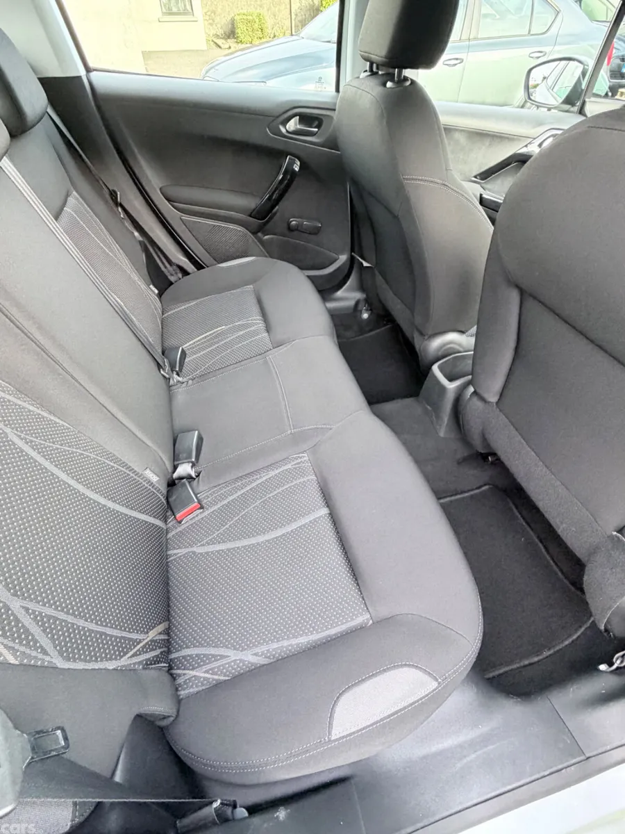 Peugeot 208 Hatchback, Petrol, 2013, Silver