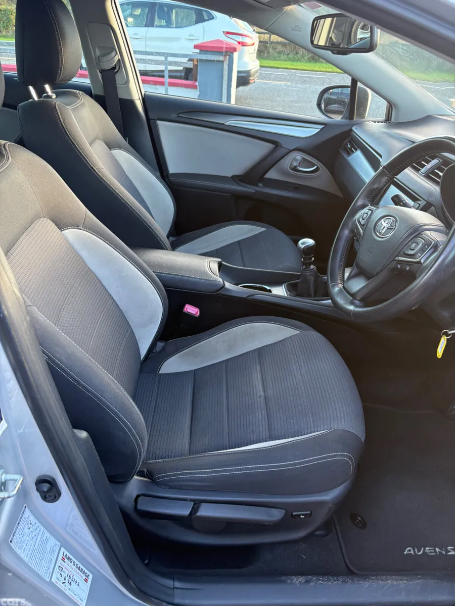 Toyota Avensis Saloon, Diesel, 2018, Silver