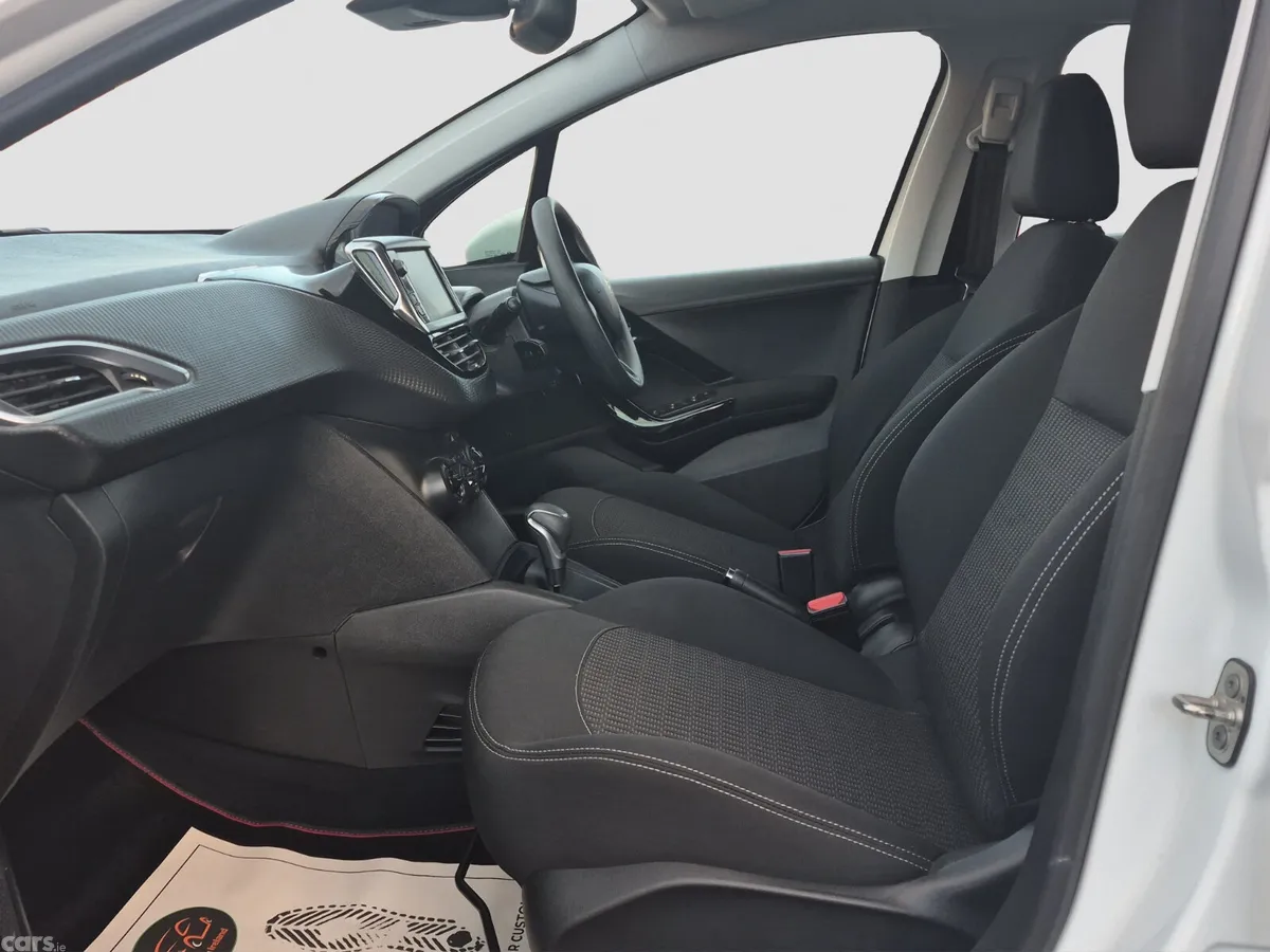 Peugeot 208 Hatchback, Petrol, 2017, White