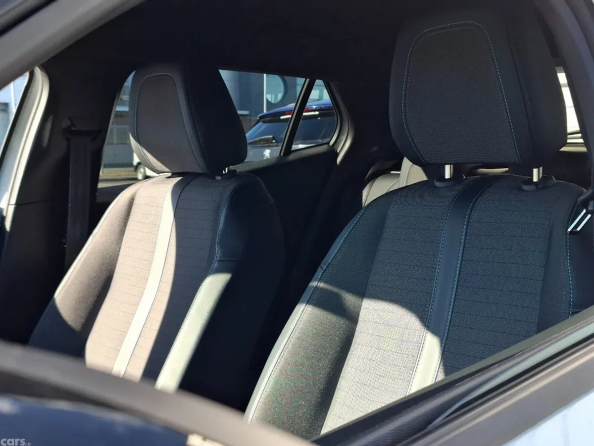 Peugeot 2008 MPV, Petrol, 2023, White