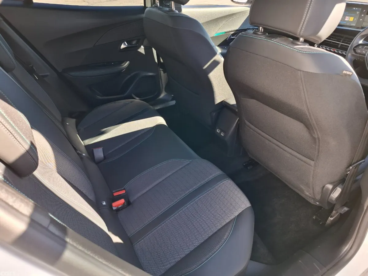 Peugeot 2008 MPV, Petrol, 2023, White