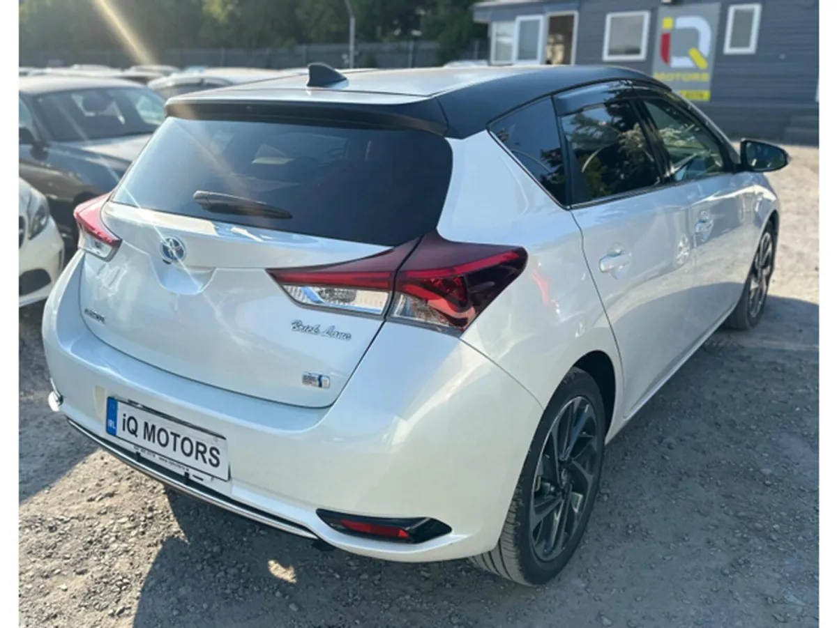 Toyota Auris Hatchback, Petrol Hybrid, 2016, White