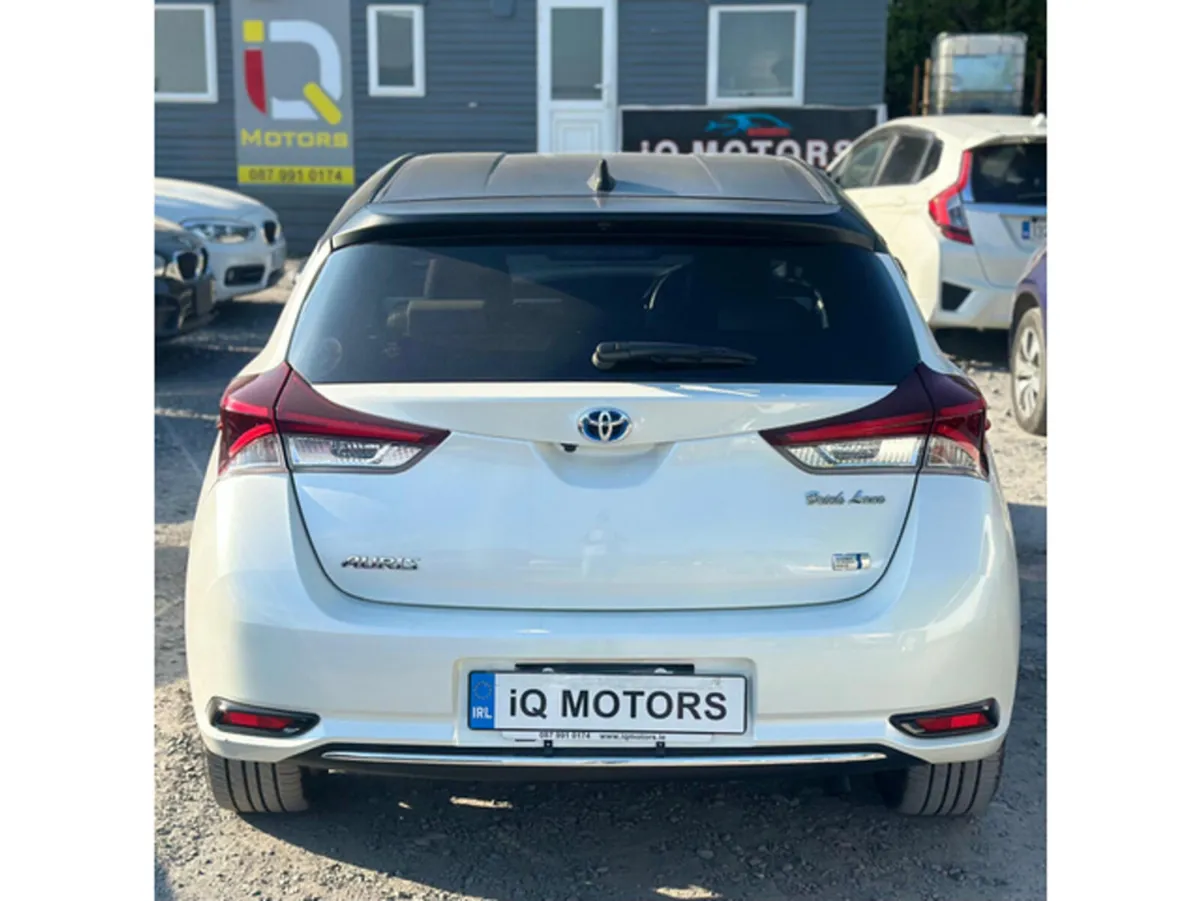 Toyota Auris Hatchback, Petrol Hybrid, 2016, White
