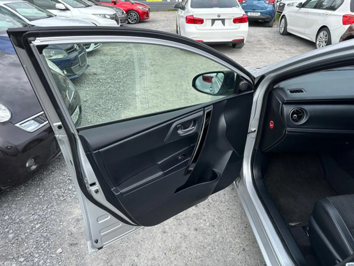 Toyota Auris Hatchback, Petrol Hybrid, 2016, Silver