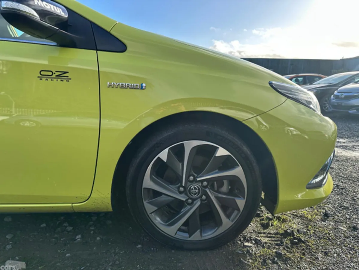 Toyota Auris Hatchback, Petrol Hybrid, 2016, Green