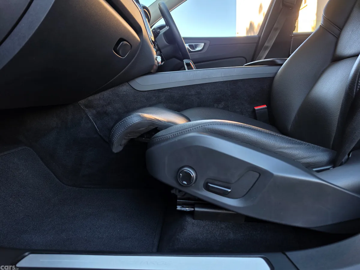 Volvo XC60 SUV, Petrol Hybrid, 2023, Grey