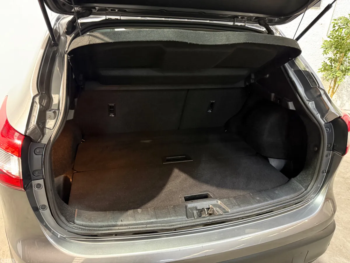 Nissan Qashqai Hatchback, Diesel, 2016, Grey