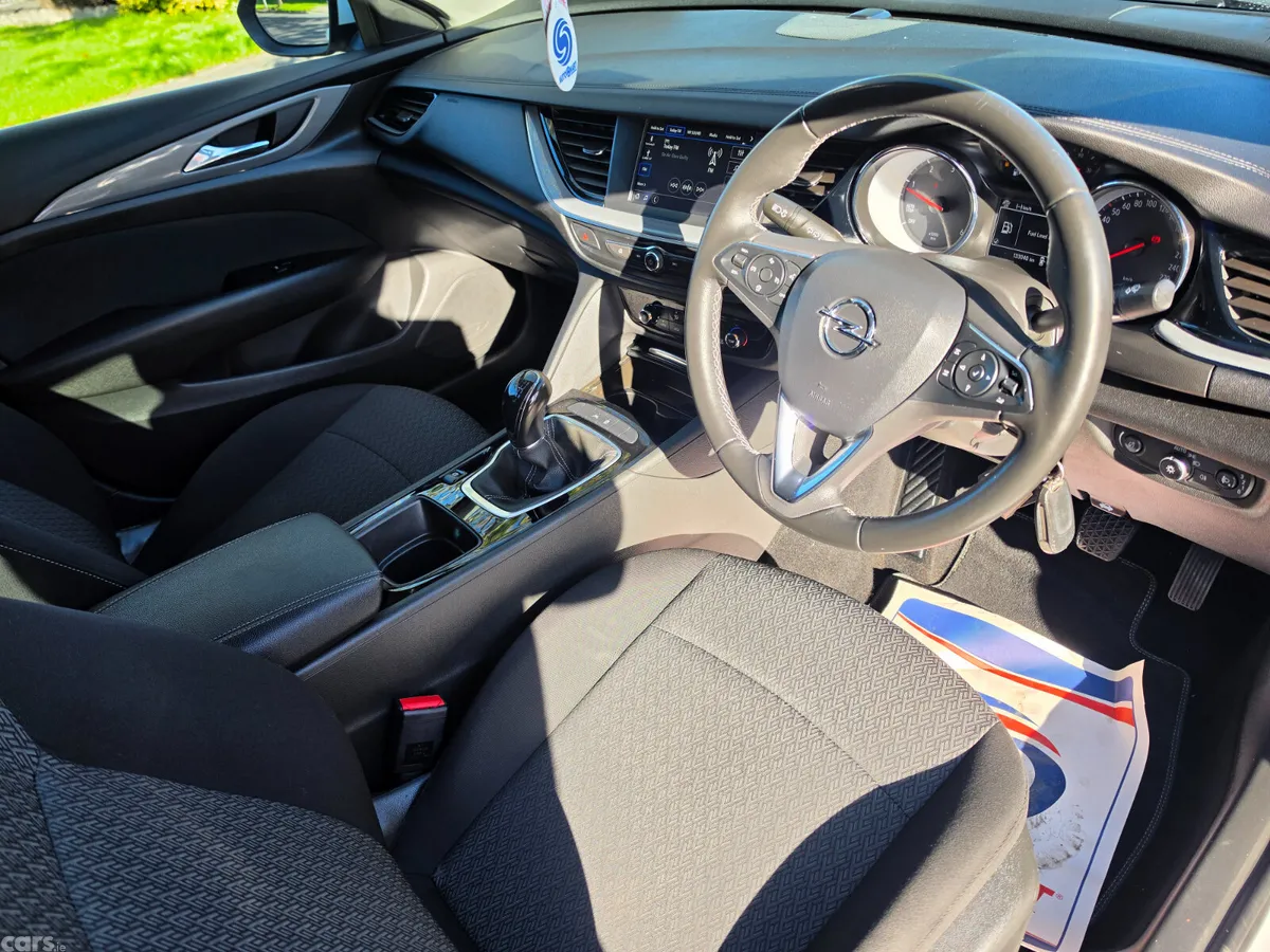 Opel Insignia Hatchback, Diesel, 2020, White