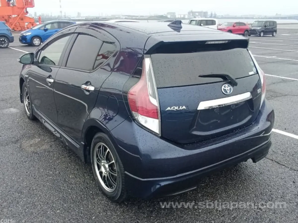 Toyota Aqua Hatchback, Petrol Hybrid, 2017, Blue