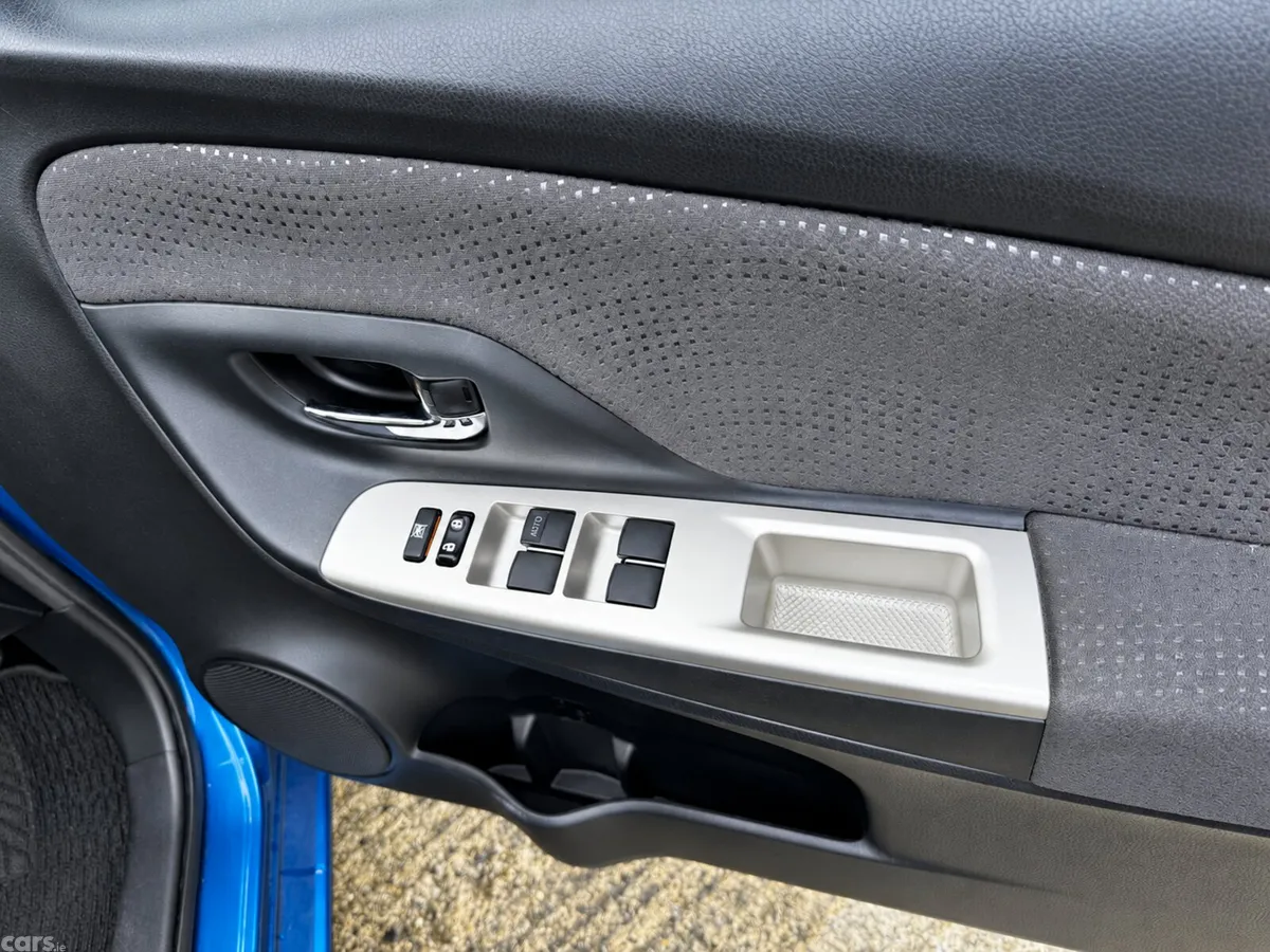 Toyota Vitz Hatchback, Petrol, 2015, Blue