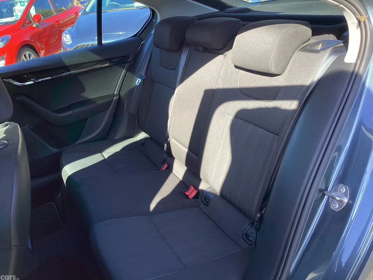 Skoda Octavia Saloon, Petrol, 2018, Grey