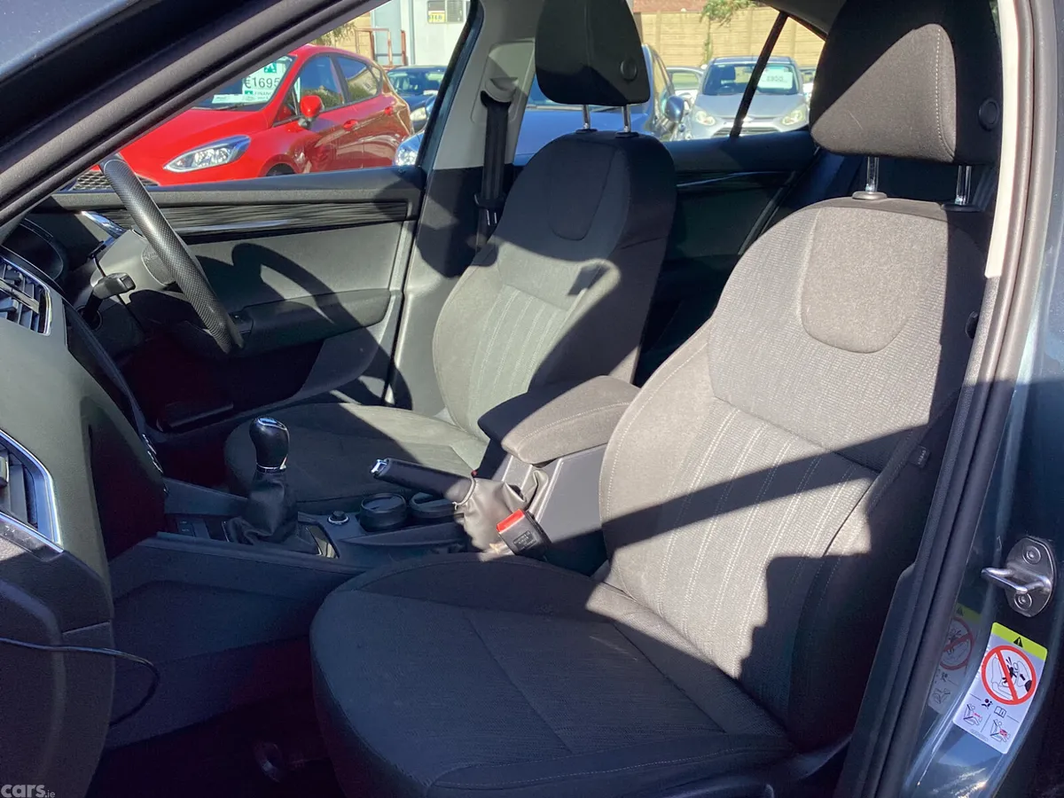 Skoda Octavia Saloon, Petrol, 2018, Grey