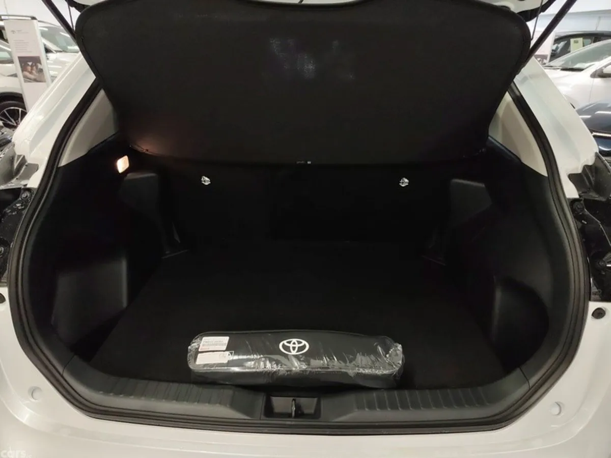Toyota Yaris Cross Hatchback, Petrol Hybrid, 2026, White
