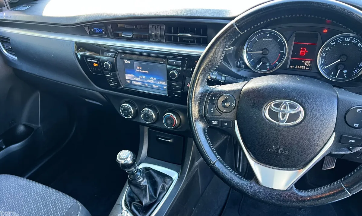 Toyota Corolla Saloon, Diesel, 2015, Silver