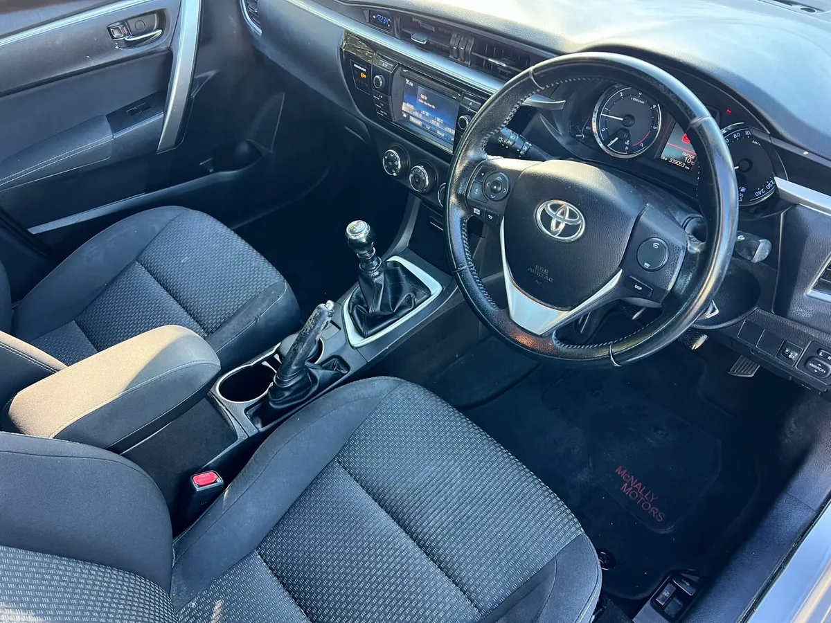Toyota Corolla Saloon, Diesel, 2015, Silver