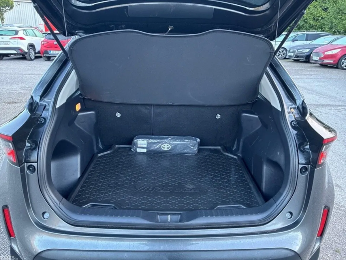 Toyota Yaris Cross Hatchback, Petrol Hybrid, 2024, Grey