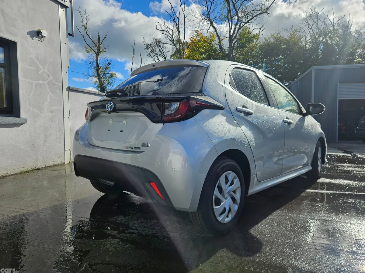 Toyota Yaris Hatchback, Petrol Hybrid, 2021, Silver