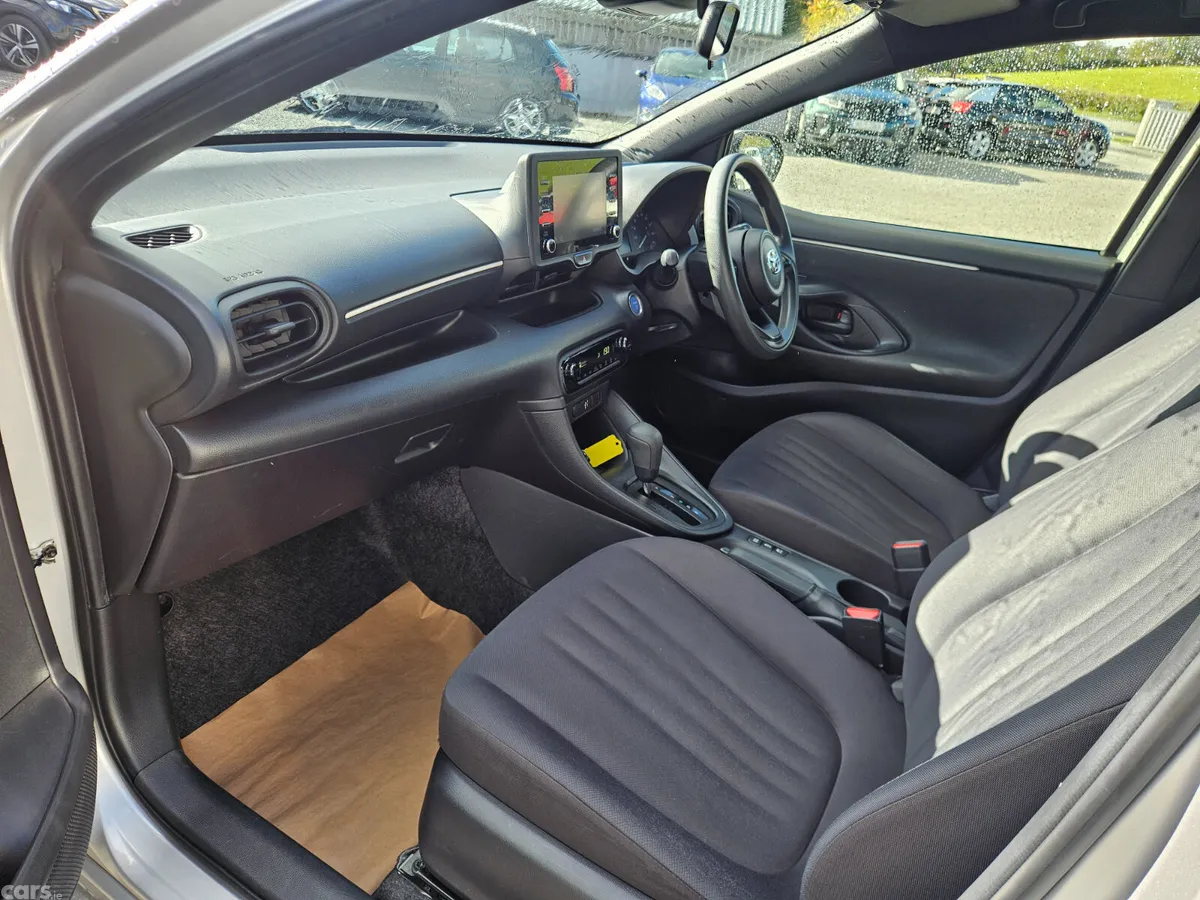 Toyota Yaris Hatchback, Petrol Hybrid, 2021, Silver