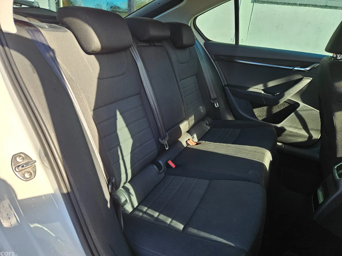 Skoda Octavia Saloon, Diesel, 2015, White
