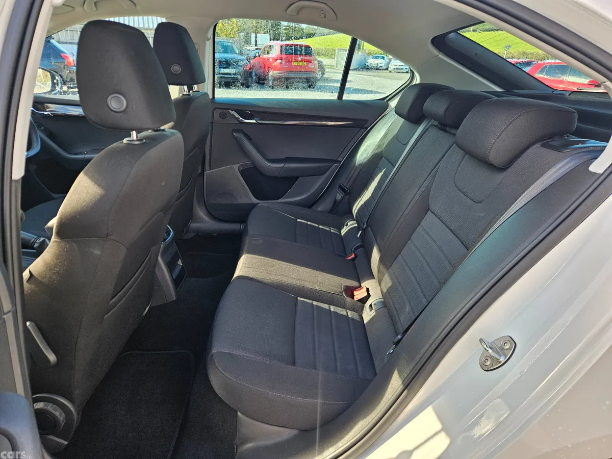 Skoda Octavia Saloon, Diesel, 2015, White