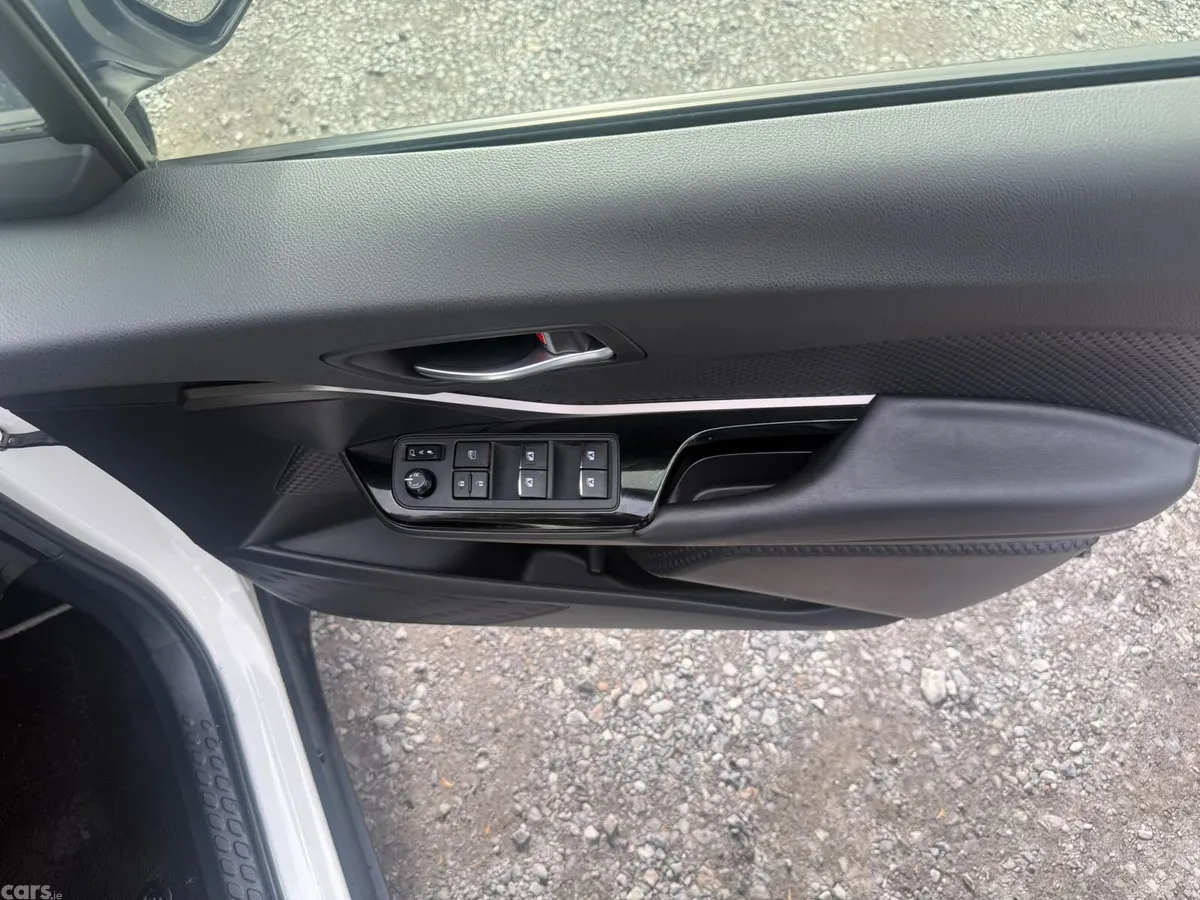 Toyota C-HR SUV, Petrol Hybrid, 2019, White