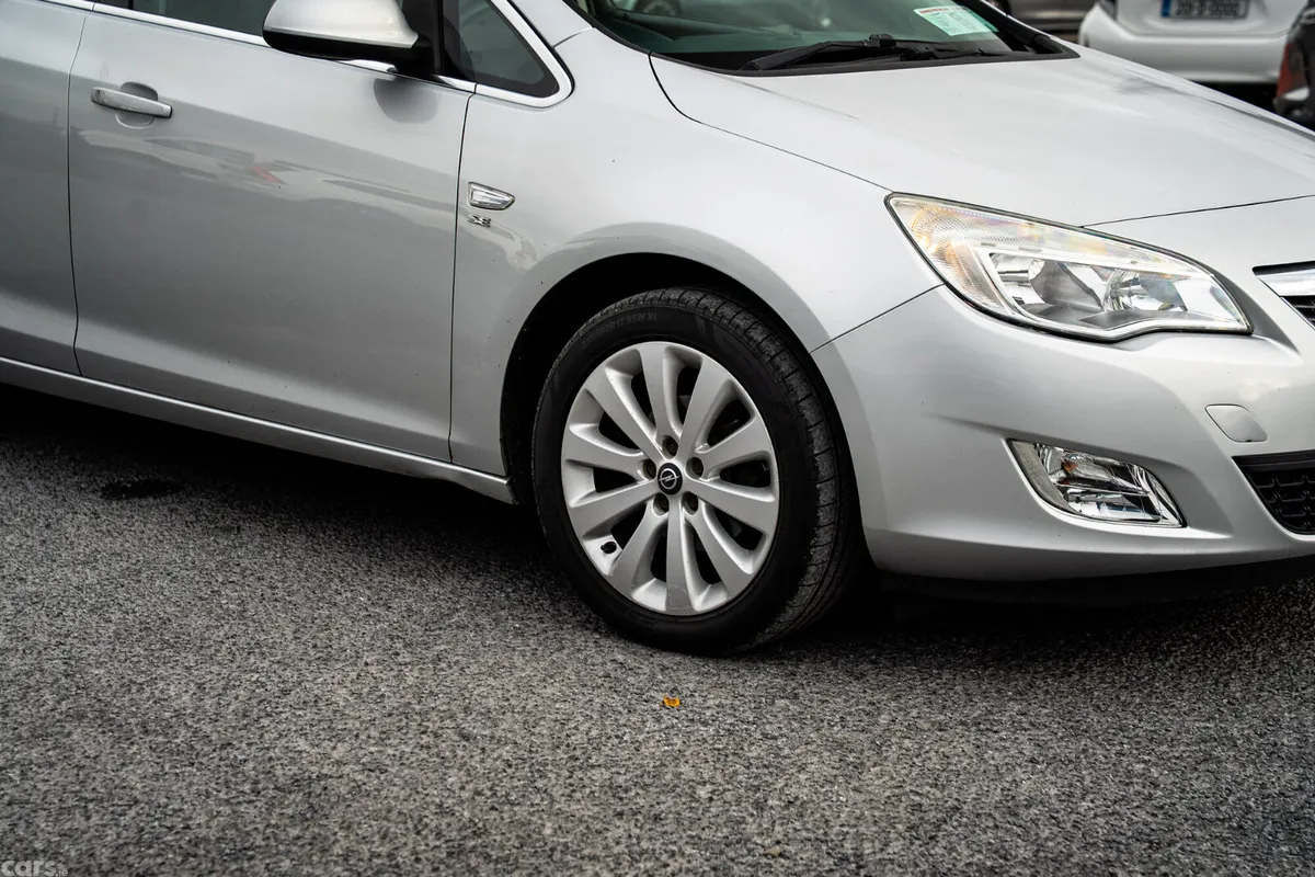 Opel Astra Hatchback, Petrol, 2011, Silver