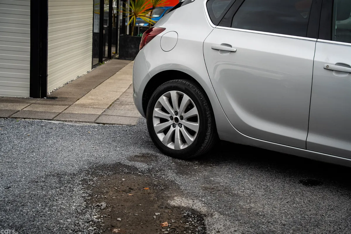 Opel Astra Hatchback, Petrol, 2011, Silver