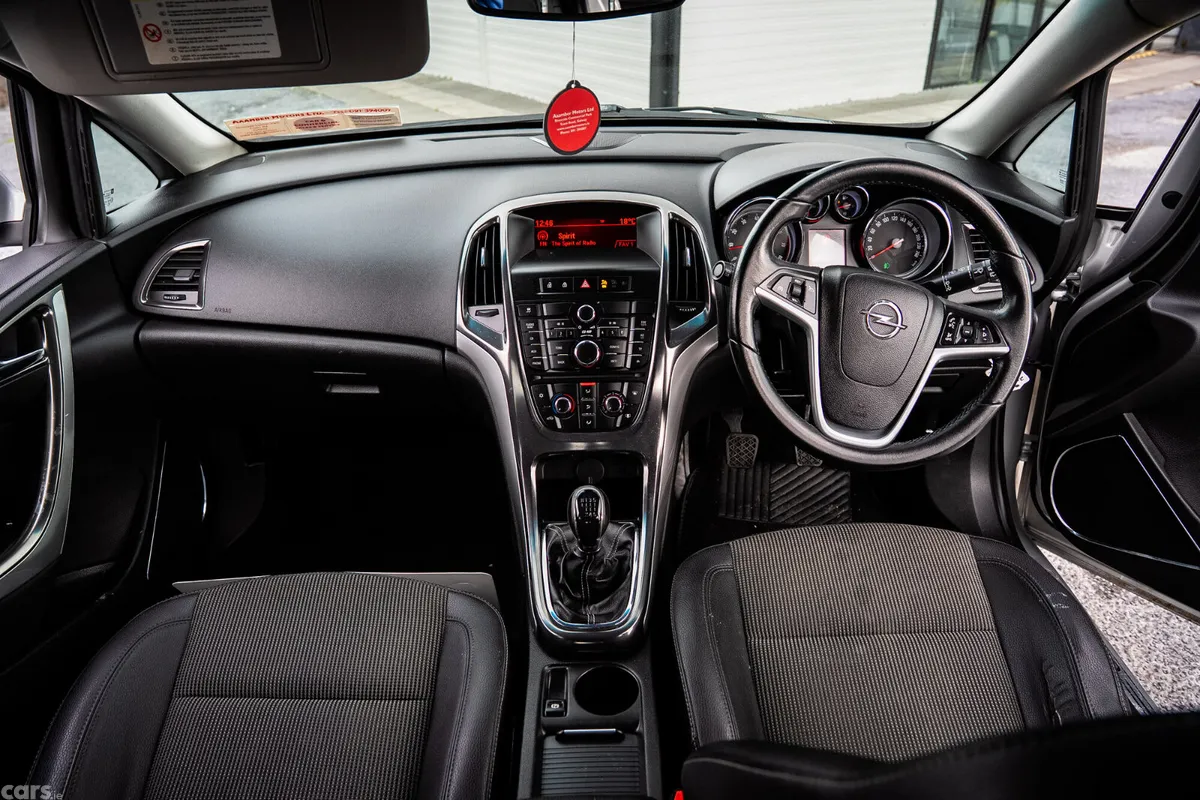 Opel Astra Hatchback, Petrol, 2011, Silver