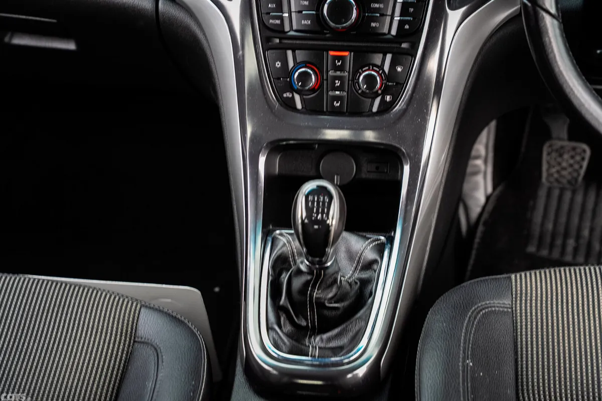 Opel Astra Hatchback, Petrol, 2011, Silver