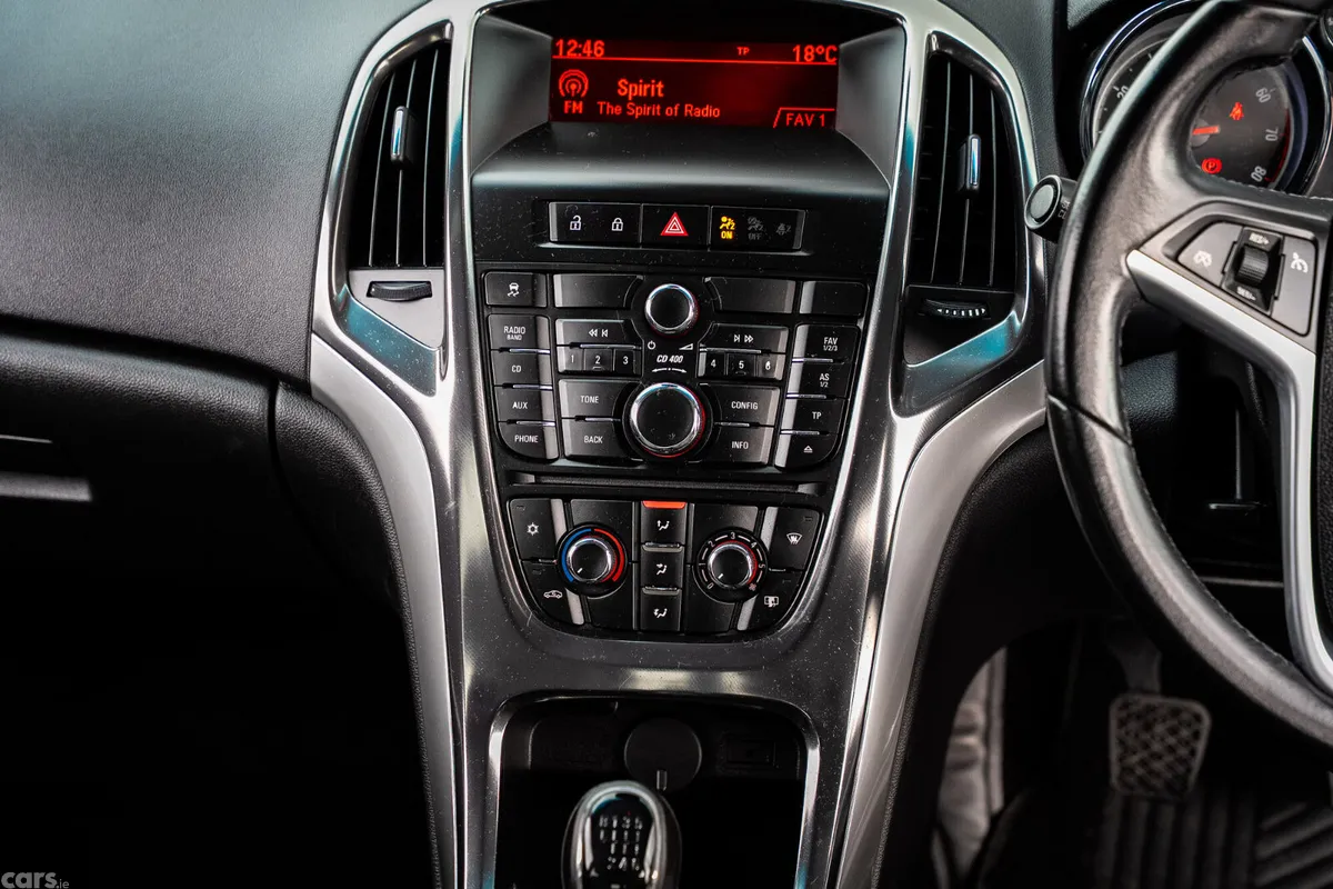 Opel Astra Hatchback, Petrol, 2011, Silver