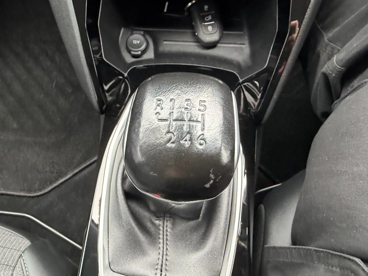 Peugeot 2008 MPV, Petrol, 2022, Black