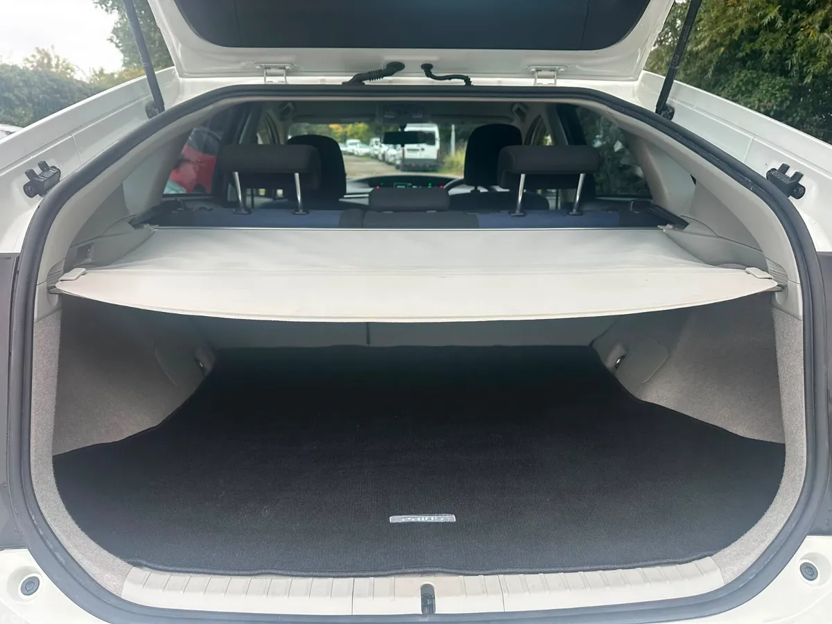 Toyota Prius Hatchback, Petrol Hybrid, 2015, White