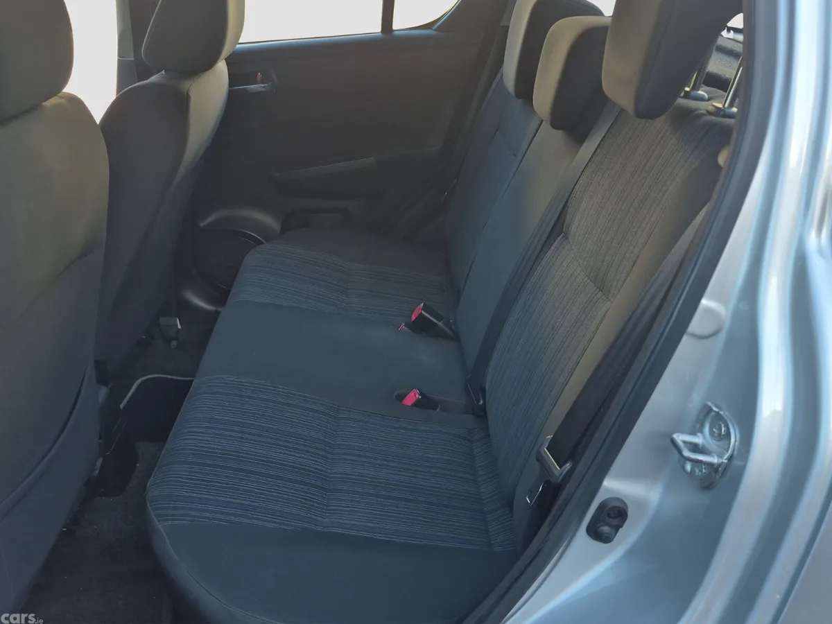 Suzuki Swift Hatchback, Petrol, 2014, Silver