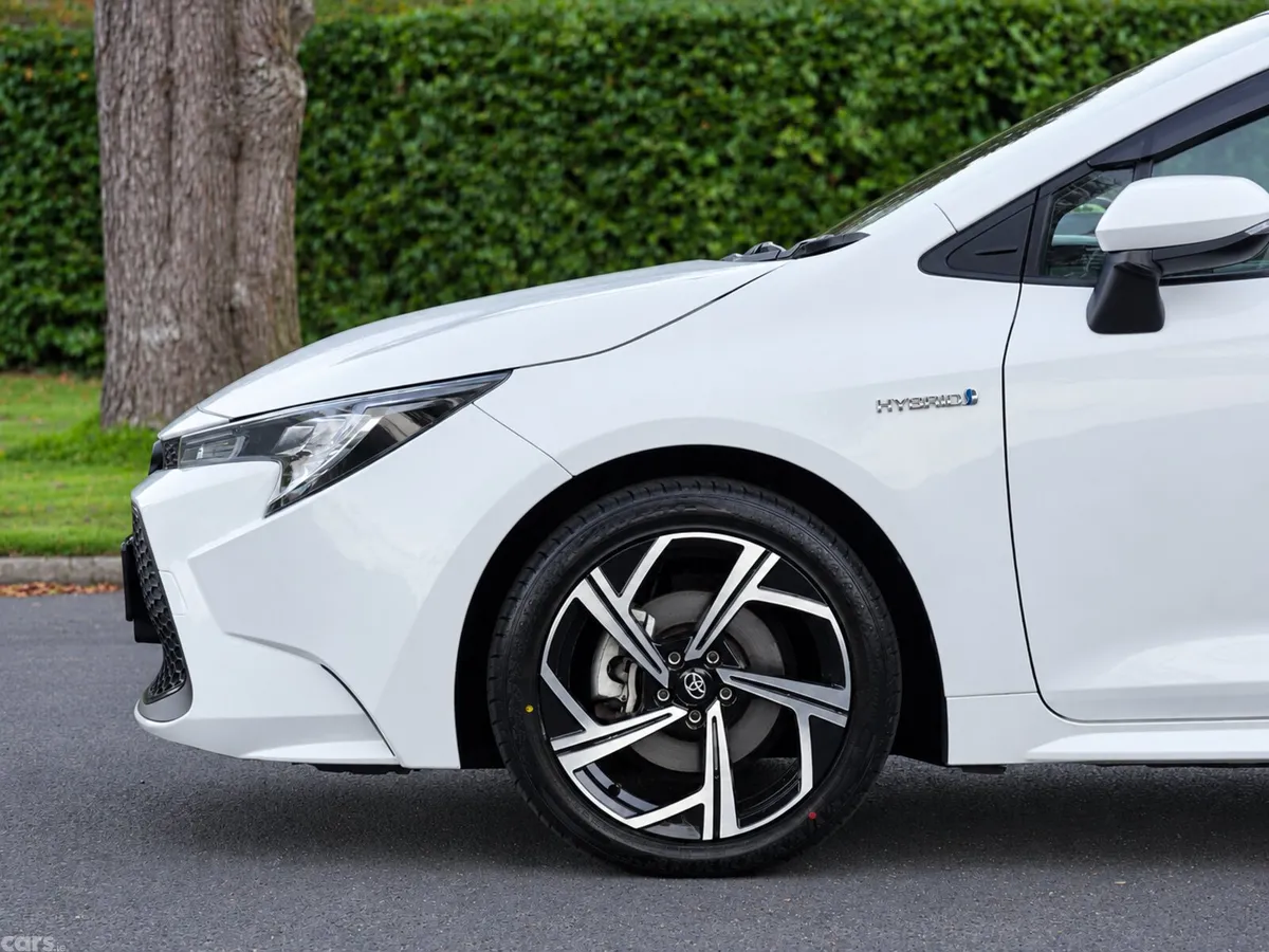 Toyota Corolla Saloon, Petrol Hybrid, 2019, White