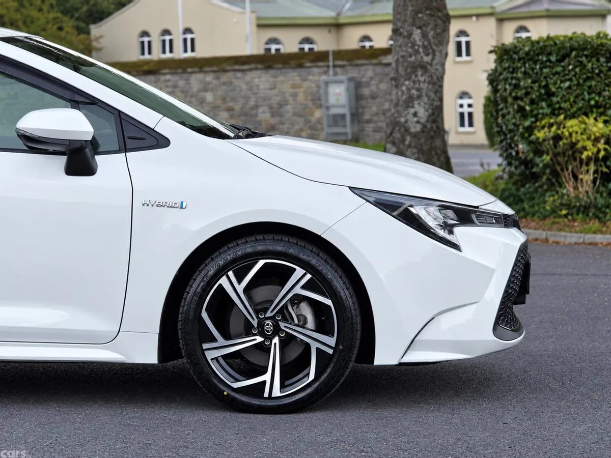 Toyota Corolla Saloon, Petrol Hybrid, 2019, White