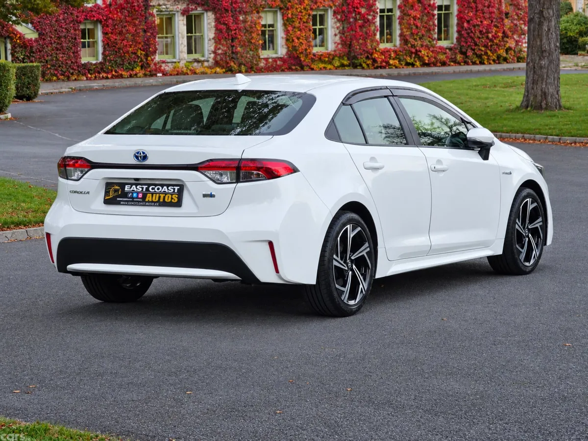 Toyota Corolla Saloon, Petrol Hybrid, 2019, White